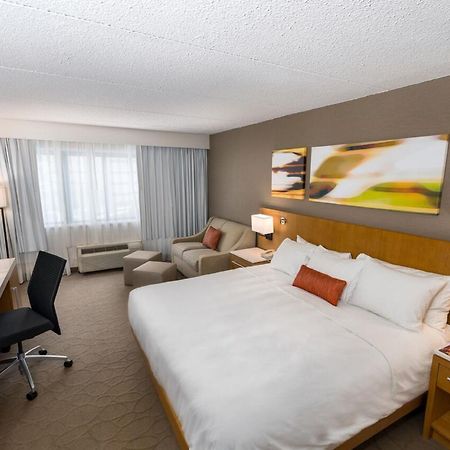 Delta Hotels By Marriott Ютика Экстерьер фото