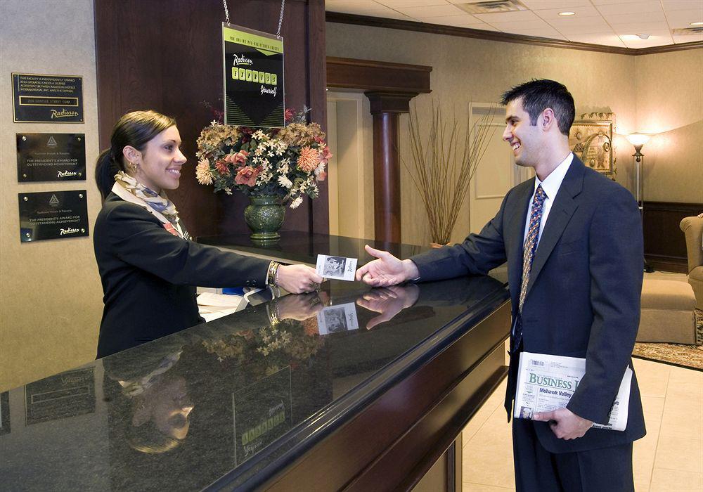 Delta Hotels By Marriott Ютика Экстерьер фото