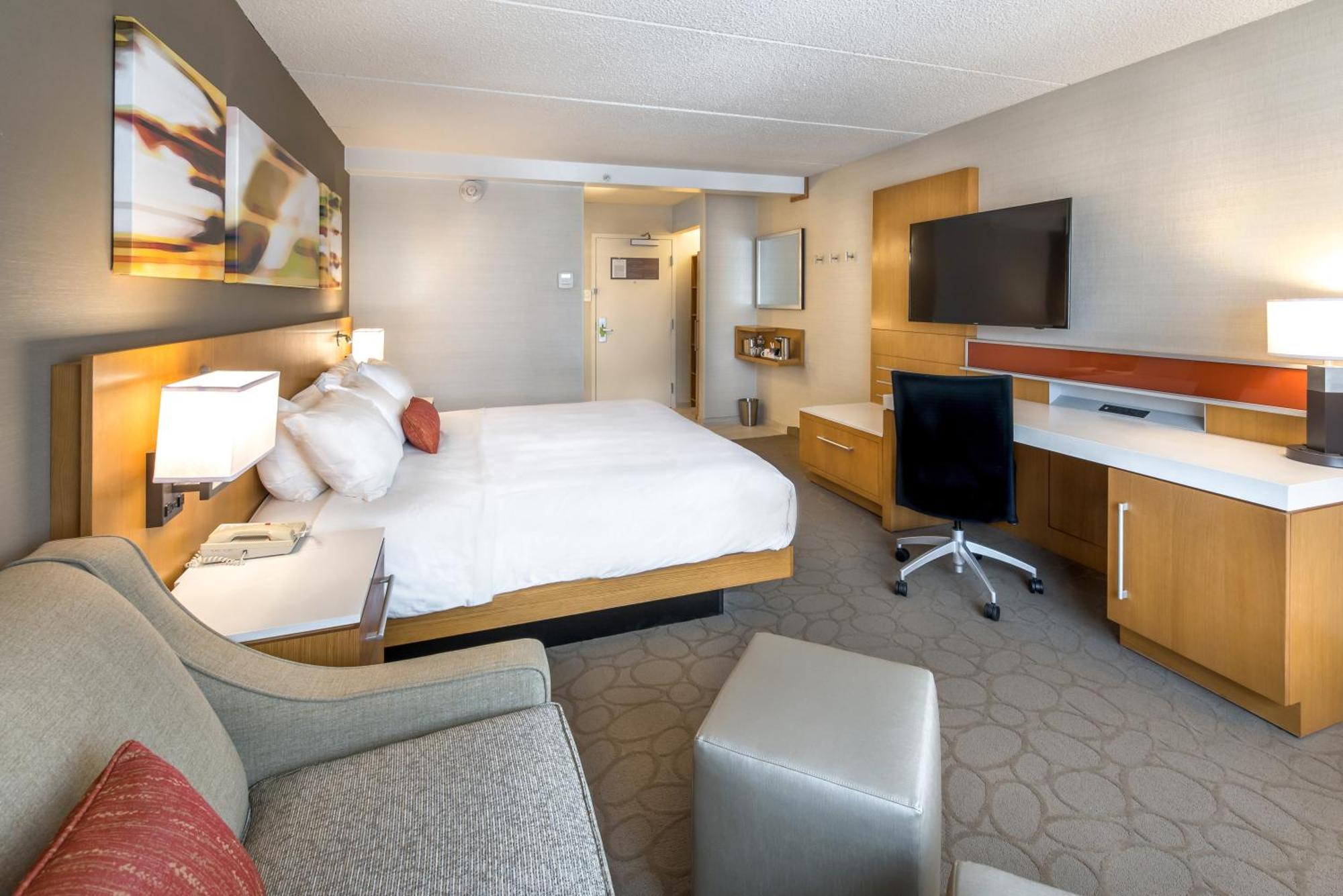 Delta Hotels By Marriott Ютика Экстерьер фото